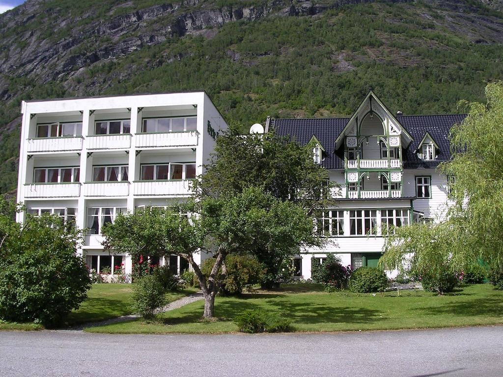 Hjelle Hotel Exterior photo